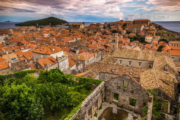 July 16, 2016: Franciscan Monastery in Dubrovnik seen from the old town walls — Stock Photo, Image