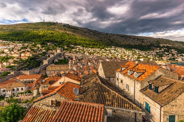 16 de julho de 2016: Os telhados antigos da cidade de Dubrovnik, Croácia — Fotografia de Stock