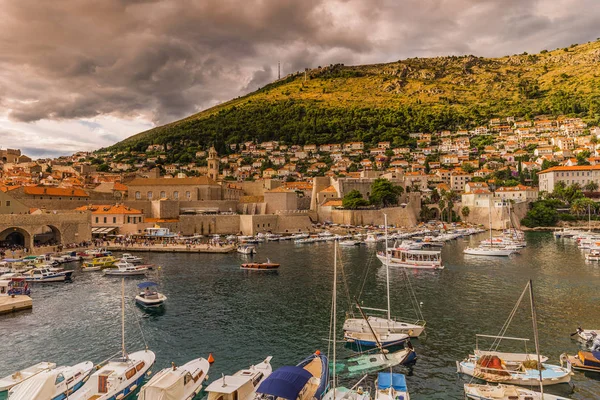 July 16, 2016: Boats docked in the harbor of Dubrovnik, Croatia — Stock Photo, Image