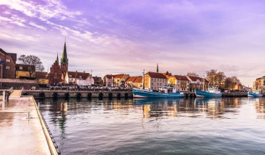03 Aralık 2016: Liman tarafından şehrin Helsingor, Danimarka