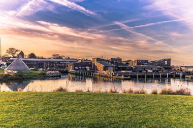 04 Aralık 2016: Viking gemi Müzesi Roskilde, Danimarka Harbor'da yukarıda gökyüzü