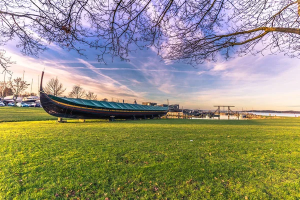 04 de diciembre de 2016: Un velero vikingo en el Museo de Barcos Vikingos o — Foto de Stock