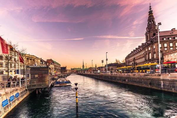 02 december 2016: Christianborg palace av vattnet i Köpenhamn — Stockfoto