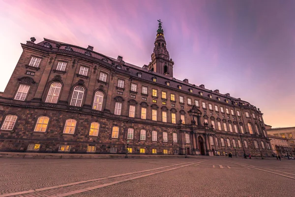 02 de diciembre de 2016: Vista lateral del palacio de Christianborg en Copenhague — Foto de Stock