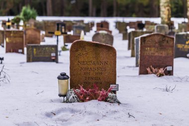 22 Ocak 2017: Stockholm, İsveç'te Skogskyrkogarden mezarlığında mezar taşları