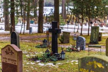 22 Ocak 2017: Stockholm, İsveç'te Skogskyrkogarden mezarlığında mezar taşları