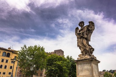 28 Mayıs 2016: Sant'Angelo Kalesi yakınındaki bir melek heykeli,