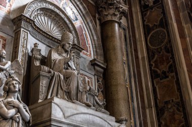 30 Mayıs 2016: Saint Peter's Basi içinde kutsal bir adam heykeli