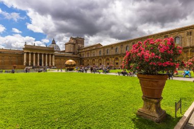 30 Mayıs 2016: İç avlu Vatikan Müzesi, Vatikan CIT