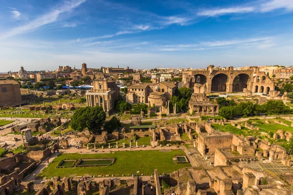 28 de mayo de 2016: El antiguo Foro visto desde lo alto del Palatino hi — Foto de Stock