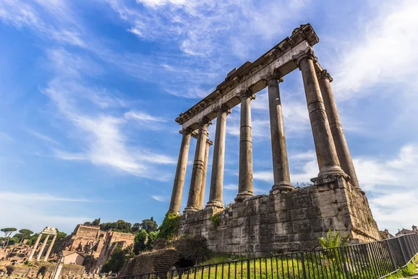 28 de mayo de 2016: Ruinas de un templo en el antiguo Foro, Roma —  Fotos de Stock