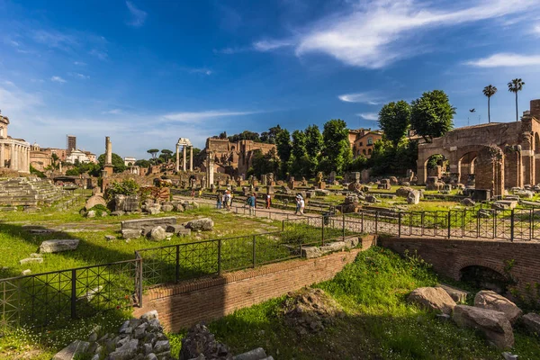 28 de mayo de 2016: Olf templo ruinas del antiguo Foro, Roma — Foto de Stock