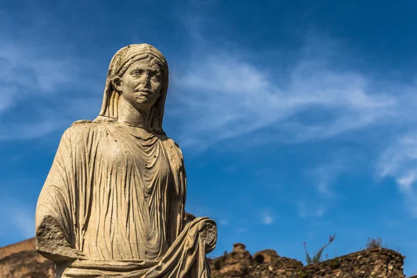 28 de mayo de 2016: Antigua estatua en el antiguo Foro, Roma —  Fotos de Stock