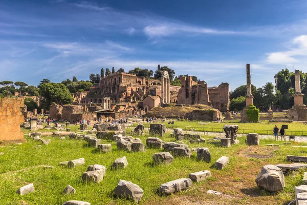 28 de mayo de 2016: Ruinas del antiguo Foro, Roma — Foto de Stock