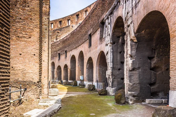 28 de mayo de 2016: Los arcos dentro del Coliseo, Roma — Foto de Stock