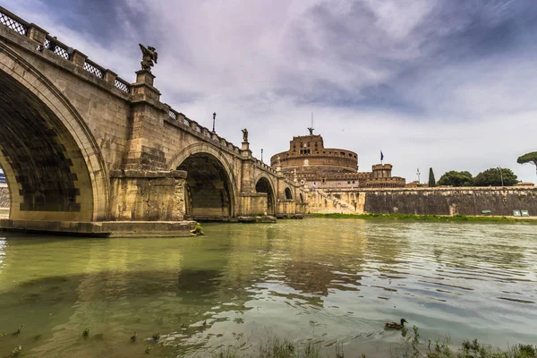 28 de mayo de 2016: Bridg ecrossing el río Tíber al castillo de S — Foto de Stock