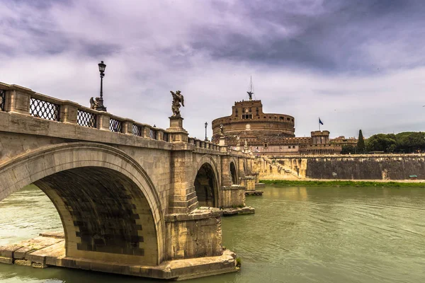 28 de mayo de 2016: Puente de Anceint que conduce al castillo de Sant 'An — Foto de Stock