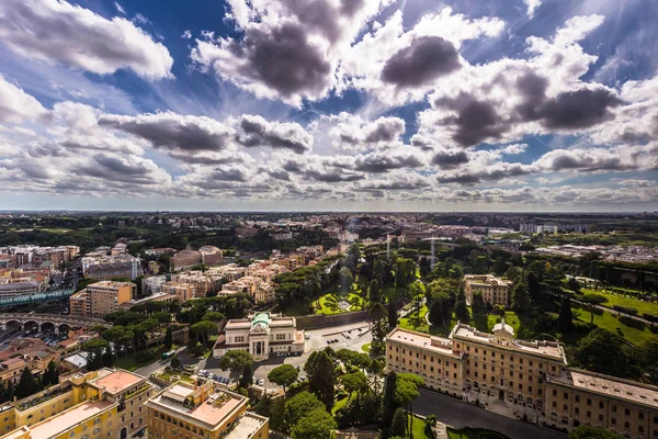 30 de mayo de 2016: Nubes sobre la Ciudad del Vaticano vistas desde lo alto de — Foto de Stock