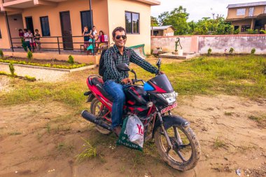 30 Ağustos 2014 - motosiklet çocuklarda ev Sauraha, Nepal