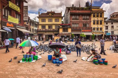 18 Ağustos 2014 - Katmandu, Nepal Boudhanath kuşlar