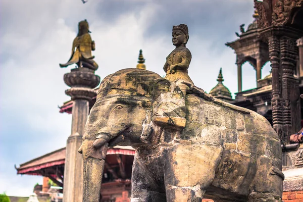2014 年 8 月 19 日-帕坦，尼泊尔大象雕像 — 图库照片