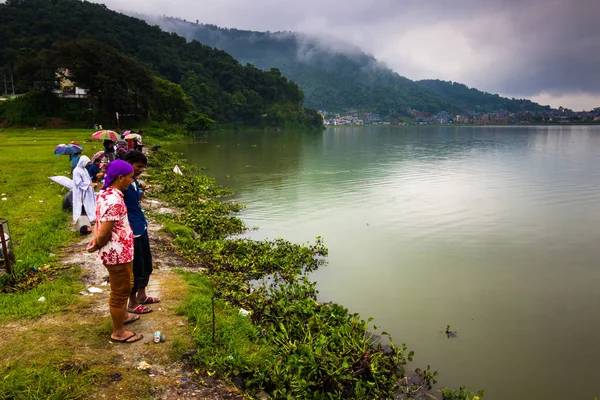 21. august 2014 - bauern im phewa see in pochara, nepal — Stockfoto