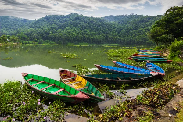 2014 년 8 월 20 일-네팔 포카라의 페와 호수 보트 — 스톡 사진