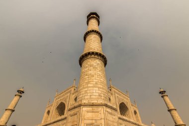02 Kasım 2014: Taj Mahal, Agra minarelerinin biri