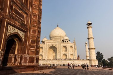 02 Kasım 2014: Taj Mahal AGRA yakınındaki bir caminin duvarına
