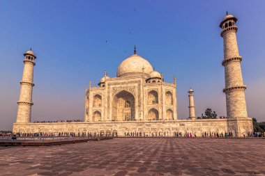 02 Kasım 2014: Yan, Taj Mahal Agra, Hindistan