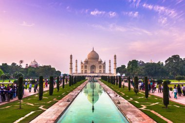 02 Kasım 2014: Taj Mahal AGRA bahçeleri Panoraması