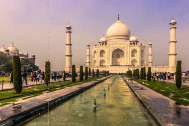 02 Kasım 2014: Taj Mahal bahçeleri panoramik manzaralı