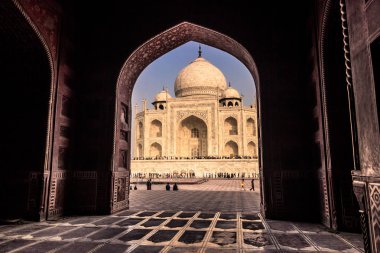 02 Kasım 2014: Kemerli bir cami gelen Taj Mahal AGRA için