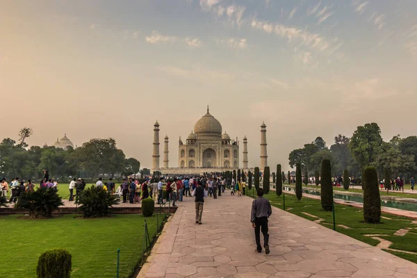 02 de novembro de 2014: Panorama dos jardins do Taj Mahal em Agra — Fotografia de Stock