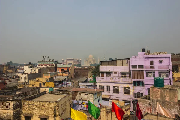 02 de novembro de 2014: O Taj Mahal à distância em Agra, Índia — Fotografia de Stock