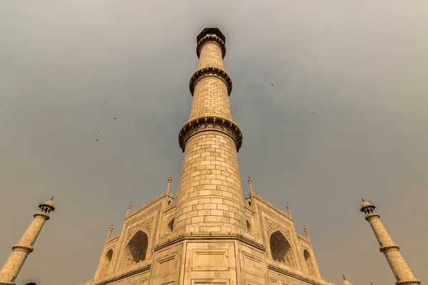 02 de novembro de 2014: Um dos Minaretes do Taj Mahal, Agra — Fotografia de Stock