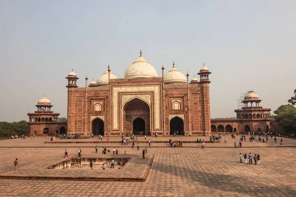 02 de novembro de 2014: Uma mesquita perto do Taj Mahal em Agra, Índia — Fotografia de Stock
