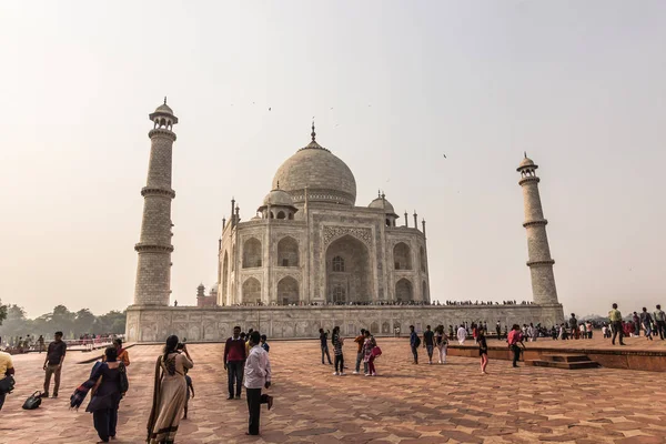 02 de noviembre de 2014: Gente reunida en el Taj Mahal en Agra, India — Foto de Stock