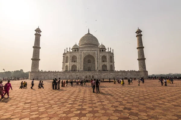 02 de noviembre de 2014: Vista frontal del Taj Mahal en Agra, India — Foto de Stock