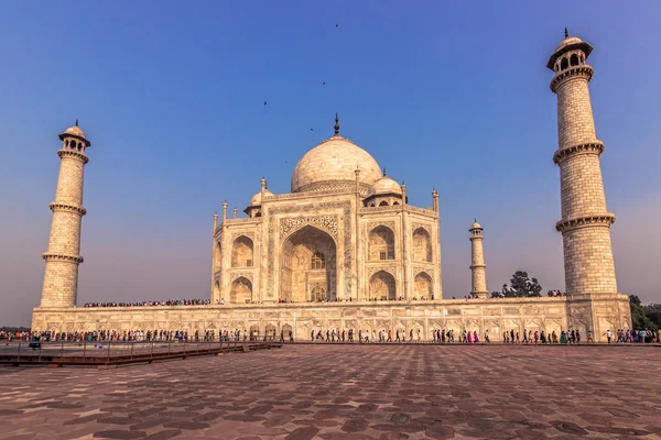 02 de novembro de 2014: Vista lateral do Taj Mahal em Agra, Índia — Fotografia de Stock