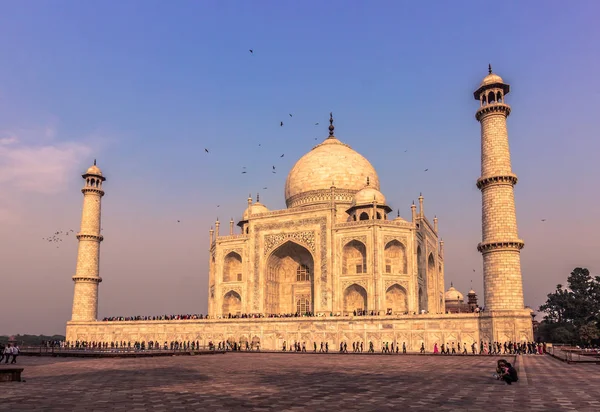 02 novembre 2014: Veduta laterale del Taj Mahal ad Agra, India — Foto Stock