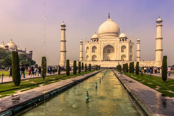 02 de novembro de 2014: Vista panorâmica dos jardins do Taj Mahal — Fotografia de Stock