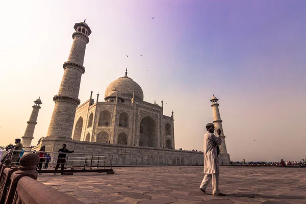 02 de noviembre de 2014: Un peregrino musulmán en el Taj Mahal en Agra, India — Foto de Stock