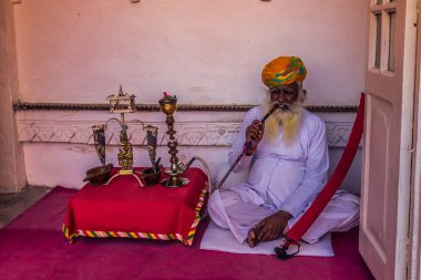 05 Kasım 2014: yaşlı adam Jodhpur Mehrangarh kalede Sigara