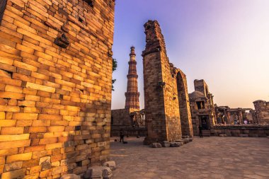 27 Ekim 2014: Qutb Minar Yeni Delhi, Hindistan kalıntıları