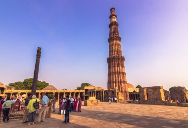 27 Ekim 2014: Qutb Minar Yeni Delhi, Hindistan kalıntıları