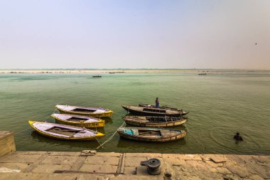 31 Ekim 2014: Varanasi Ganga nehir kıyısında tekneler