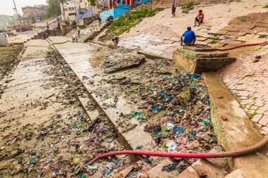 31 Ekim 2014: Varanasi, Hindistan Ghats çöpe