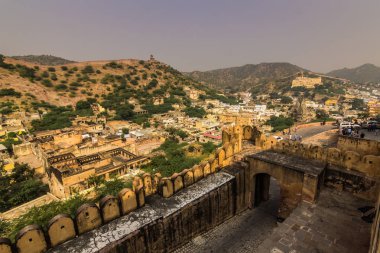 04 Kasım 2014: Amber Fort Jaipur şehrinde etrafında peyzaj
