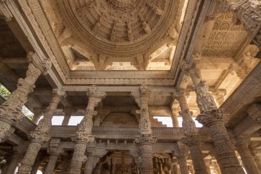 08 Kasım 2014: Ranakpur, Hindistan Jain Tapınağı içinde duvarlarının ayrıntılı oymalar